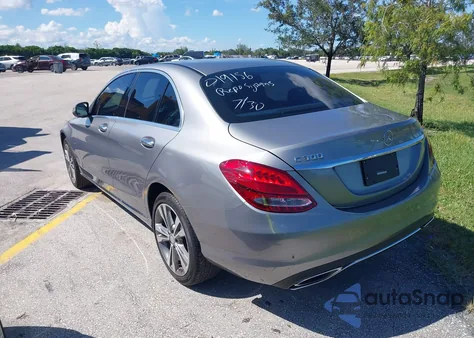 2015 Mercedes-Benz C 300 4Matic/Luxury 4Matic/Sport 4Matic z USA, uszkodzony, nr VIN 55SWF4KB4FU019156